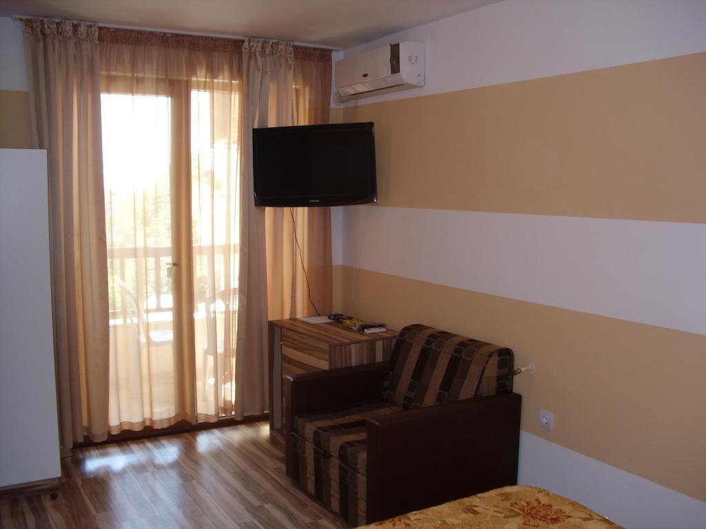 Family Hotel Malibu Chernomorets Exterior photo