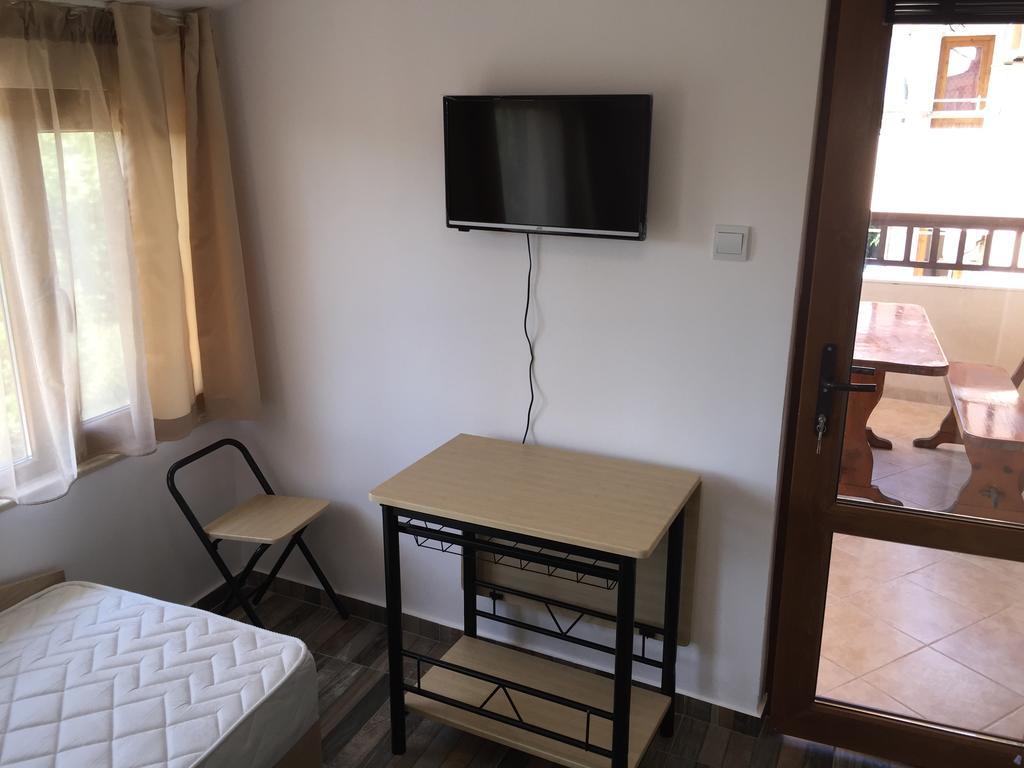 Family Hotel Malibu Chernomorets Exterior photo